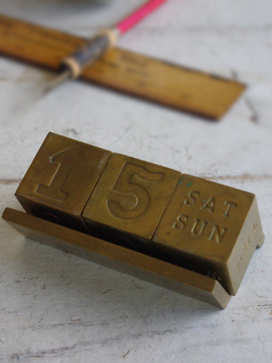 JigsawVintageCo,】アンティークインテリア 回転式デスクカレンダー 万