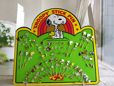 Jigsawvintageco アンティークミスク アメリカ 1965 スヌーピー Snoopy ピンバッジ ヴィンテージピン ピンズ ディスプレイ